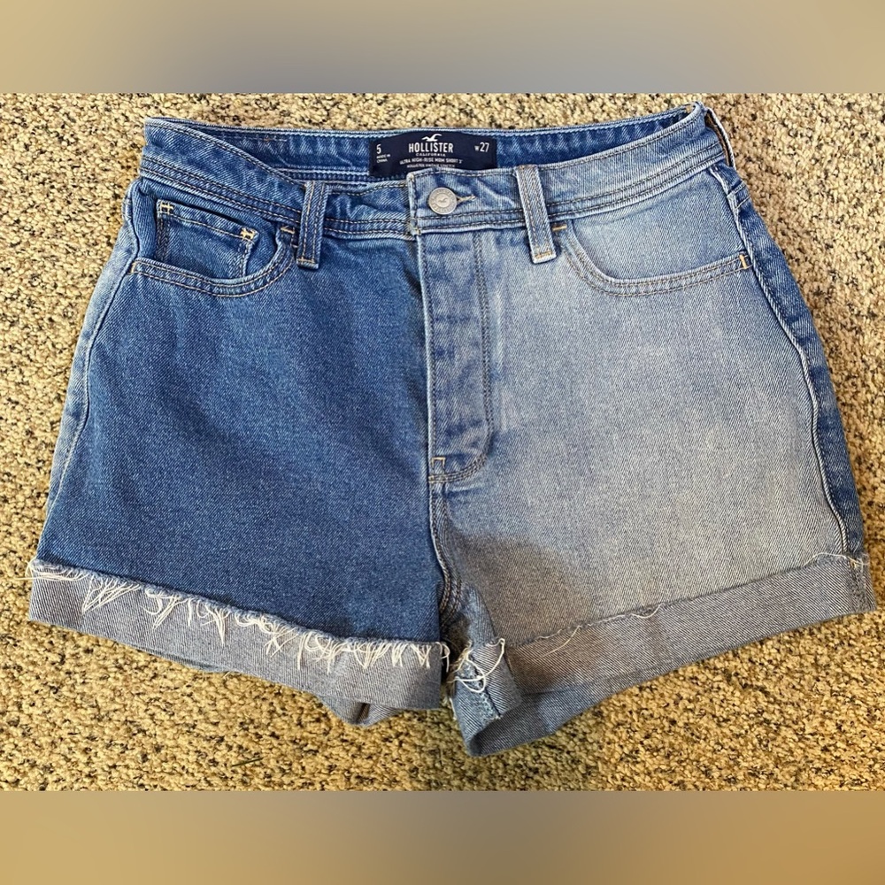 Hollister women’s size 5 w27 ultra high-rise 3” mom short 
Button fly denim